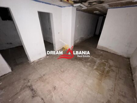 Magazine Bodrum ne shitje mes Rruges Durresit dhe Rr. Mine Peza Qender Tirane (ID 4181126 )