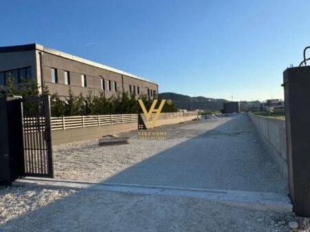 JEPET TRUALL 1.350 M2 ME QIRA NE VAQARR 900 EURO
