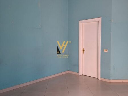 SHOP FOR RENT 25 M2 AT KOMUNA PARISIT 50,000 LEKE