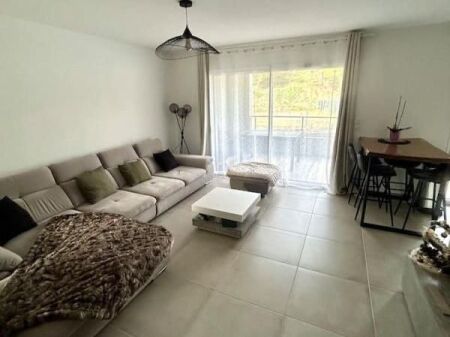 21-dhjetori, jepet me qera apartament 2+1 i mobiluar.
