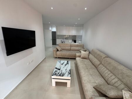 🏡 Appartamento 2+1+2 in affitto 📍 21 Dhjetori, vicino al Supermercato Joena  ▪️ Superficie: 115 m² ▪️ 5° piano con ascensore ▪️ Organizzazione: soggiorno + cucina, 2 camere da letto, 2 bagni ▪️ Appartamento spazioso e adatto per famiglia o coppia  💶 Prezzo: 850 euro/mese