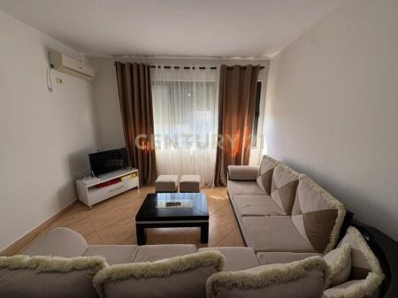 Jepet me qera apartament 1+1 pranë Rrotullimit në Astir!
