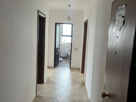 Jepet me qira Apartment 2+1+2 ballkone te Stadiumi, Durres