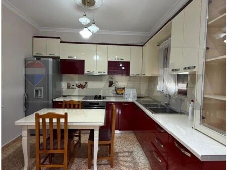 Jepet me qira apartament 2+1+2, kati i dyte i viles ne Selite