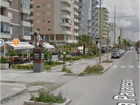 SHITET AMBJENT KOMERCIAL NE PLAZH RRUGA KRYESORE , RROTA E KUQE . Durrës !