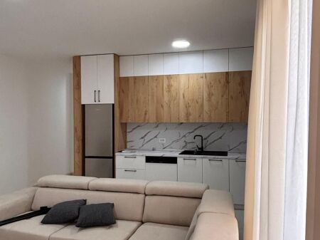 Jepet me qera Apartament 2+1+2  Adresa : Siri Kodra Rruga Besa  E mobiluar  Kati 4 Cmimi 70,000 lek