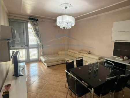 Qera, Apartament 2+1+2, Komuna e Parisit, Tirane
