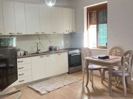 Jepet shtepi me qera 2+1+ballkon 120m Selite e Vogel Tirane