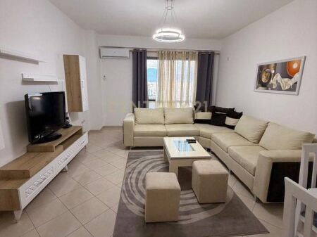Jepet me qera apartament 2+1 + 2 Ballkone / Yzberisht, prane Kmy-se.