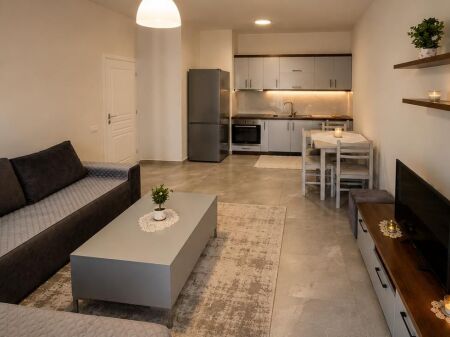Kompleksi Asl prane Spitalit QSUT, Jepet me qera apartament 1+1 totalisht i arreduar!