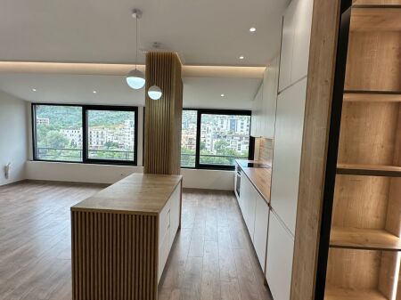 SHITET APARTAMENT 2+1 ME PAMJE NGA LIQENI – Liqeni i Thatë 🌿