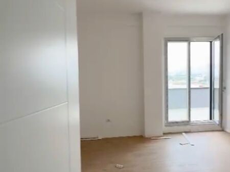 Shitet apartament 2+1 ne Kamez