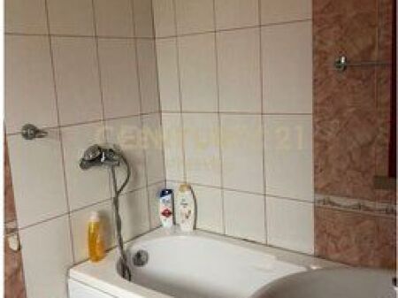 APARTAMENT ME QIRA 3+1+2, NE HYRJE TE VILAVE AMERIKANE, TIRANE!