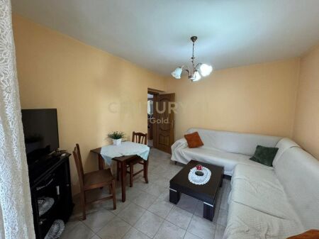 Apartament 2+1 në shitje me kuzhinë të veçuar