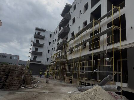 Shitet Apartament 1+1 ne  Kamez