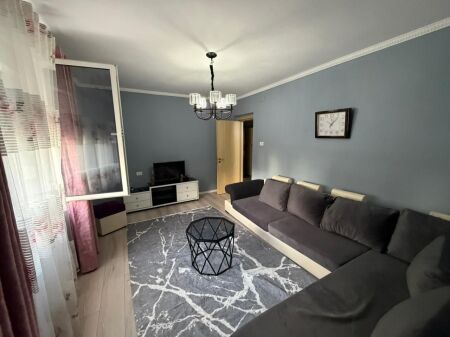 🏡 Jepet me Qira Apartament 2+1 i Mobiluar  📍 Tiranë, tek kryqëzimi në Oxhak 💶 Çmimi: 45000 LEKE
