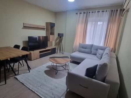 Ekskluzive 🚨Jepet me qera apartament 1+1  📍Rruga Mine Peza, Komisariati