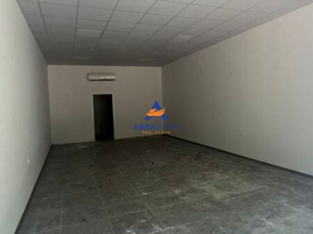 JEPET AMBIENT ME QERA 18M2 "RRUGA ENDRI KEKO, AFËR TE KOPSHTI PRINCI I LUMTUR " 25.000 LEKE
