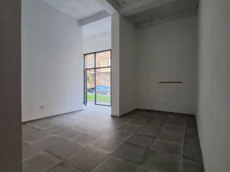 📍 Jepet me qera ambient komercial, në Rrugën e Durrësit!