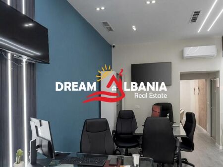 Jepet Me Qera Ambient Biznesi Buze Rruge  tek Komuna e Parisit(ID 42711169)