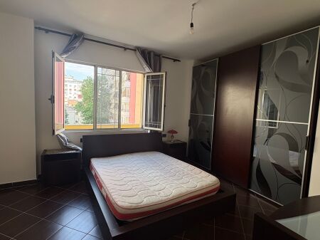 Jepet me qera apartament 3+1+2 i mobiluar tek Dy Palmat Astir