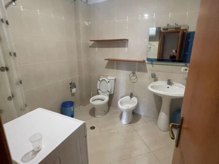 21-dhjetori, jepet me qera apartament 2+1+2 i mobiluar.