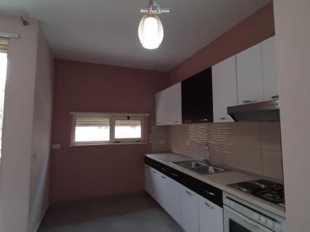 Apartament Me Qera 1+1 Tek Komuna e Parisit ( ID B210104) Tirane