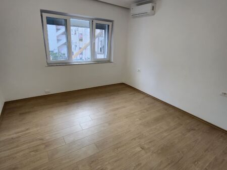 ZYRË ME Qira 90m2( kati 2) 📍Qendër/ Përballë Toptanit | 3 Ambjente pune | 100 % E Re 🔥 95.000 Lekë/Muaj