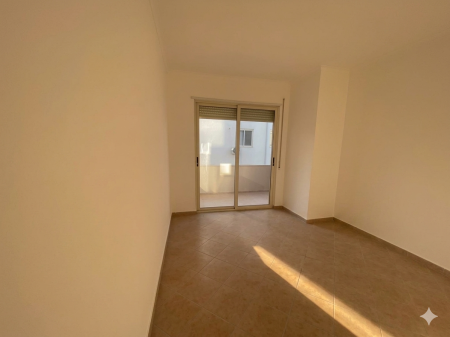 Shitet Apartament 2+1+2 me 2 Ballkone pranë Radisson Hotel – Liqeni i Thatë