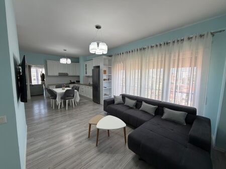 🏡 Jepet me qera apartament 2+1 + 2 tualete📍 Rruga e Dibres, prane Vila Goldi ✨   🏢 Kati 8, ndertim i ri me ashensor 🛋️ Mobiluar me kushte bashkekohore  💰 Cmimi: 80.000 leke/muaj