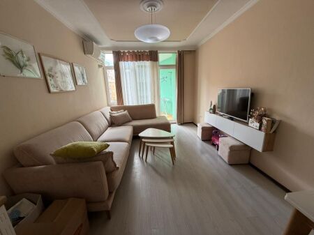 Jepet me qira 2+1+1 Komuna e Parisit 700€