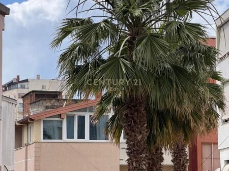 Jepet me qira afatgjate apartament 1+1 me kuzhinë të veçuar, në Bulevard – Qendra e Durrësit !