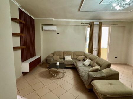 🏢Kodra e Diellit prane Kopshtit Sirena  jepet me qera apartament 2+1,i mobiluar. 700Euro