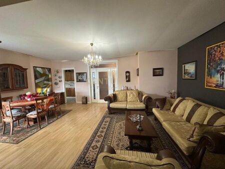 JAPIM ME QIRA APARTAMENT 3+1+2 ME PAMJE DETI NE VOLLGA DURRES !