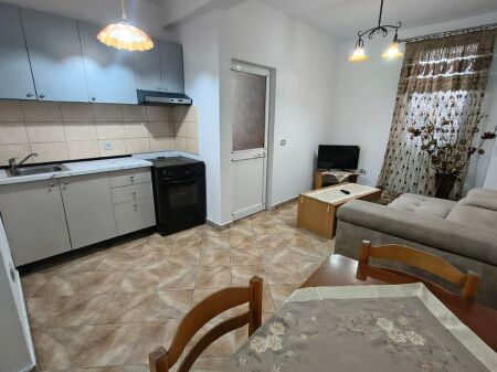 Jepet Apartament me Qera tek Brryli afer Votres  me Cmimin 350 mije leke
