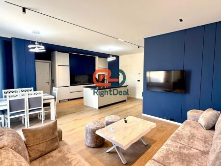 Tek 5-Maji, Shitet Super Apartament 2+1+2, Me Verande Dhe Post Parkimi!!