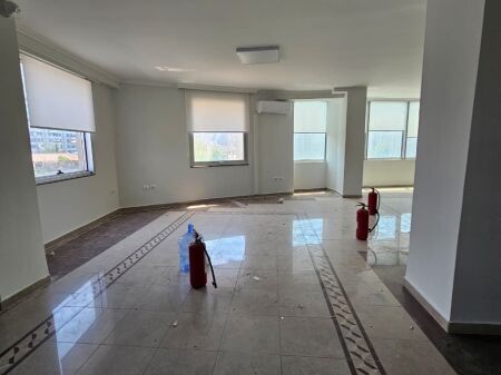 🏢 Vendesi Commerciale / Ufficio Premium in Vendita