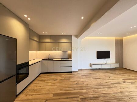 Appartamento 2+1+2 con posto auto in affitto a Kodra e Diellit 2! 1.200 € /Mese