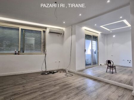 🌟🔑 EXCLUSIVE – FOR RENT! 🔑🌟  📍 Super Location – Pazari i Ri 🚶‍♂️ Street front, with high visibility and fantastic advertising opportunities!  ✨ Newly renovated space