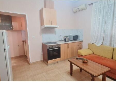 Prane rruges se Kavajes (Rr. Hajdar Hidi), Apartament 1+1!
