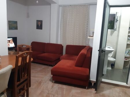 Jepet me qira 1+1 e mobiluar kati i dytë shtëpi private në Astir 30,000 L/muaj.