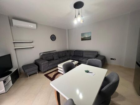 Jepet Apartament 1+1 me qira te Shkembi Kavajes