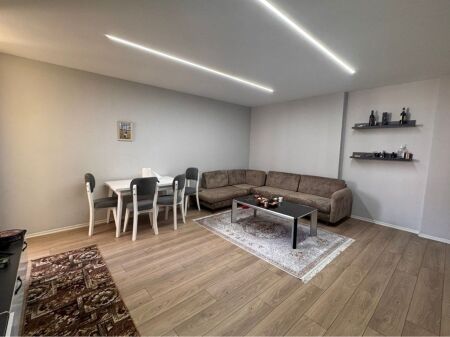 Shitet Apartament 1+1 tek Bar Artisti, Astir