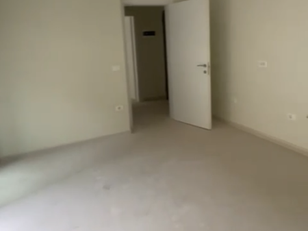 Shitet apartament-shkolla e kuqe