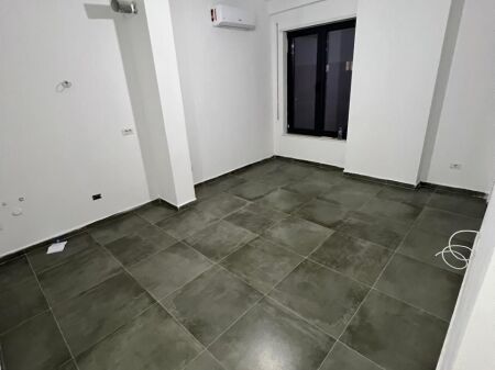 Zyre Me Qera Tek ish Stacioni Trenit (ID BZ2758) Tirane