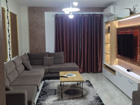 Jepet me qera Apartament 2+1+3 ballkone tek kompleksi Tom Doshit ne shkoze.