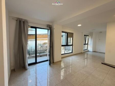 Ufficio in Affitto 2+1 Vicino al Mercato Nuovo (ID BZ2982) Tirana