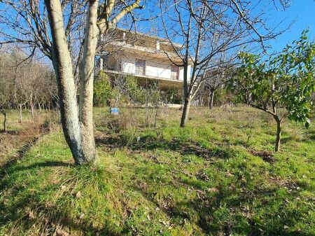 VENDESI CASA SU TRE PIANI + TERRENO, Ibë e Poshtme, Zona rossa