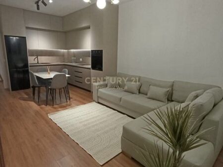 Pranë Ambasadës Amerikane, apartament 1+1 me qira 700 € /Muaj