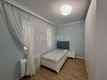 Penthouse modern 2+1+2 me qira tek Liqeni i Thatë